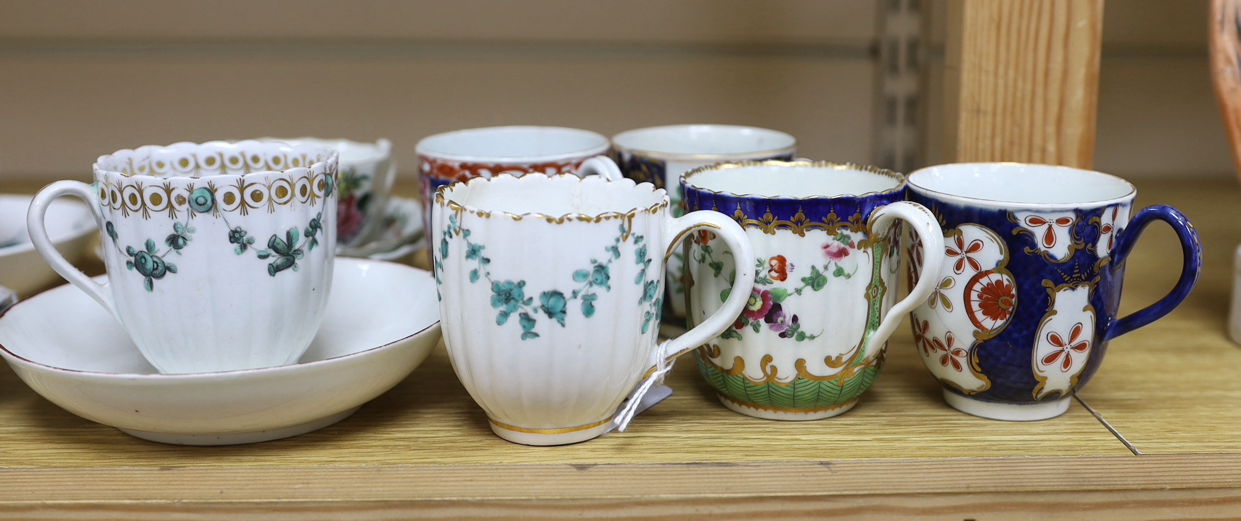 A group of late 18th century Worcester cups and various saucers (16)
